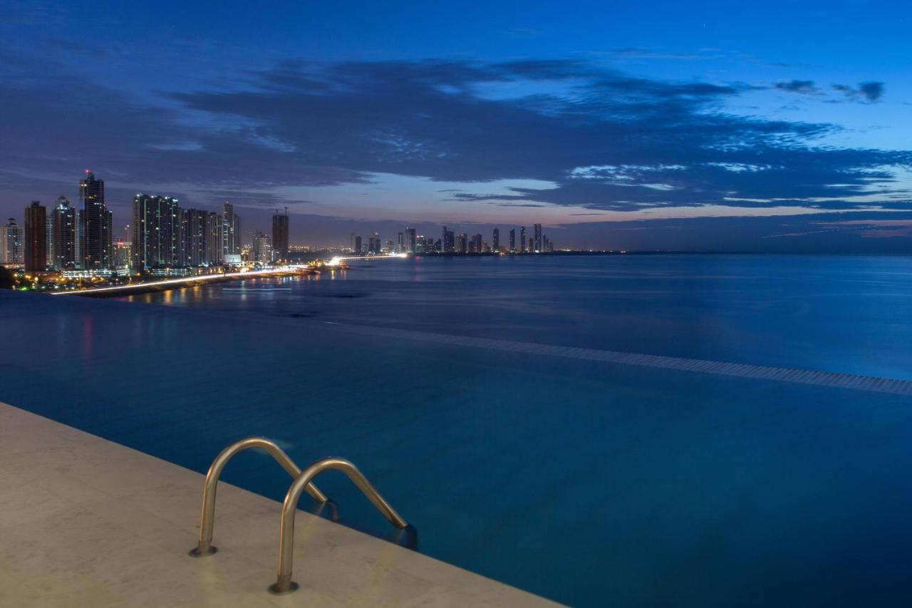JW Marriott Panama Hotell Eksteriør bilde View of the city from the pool